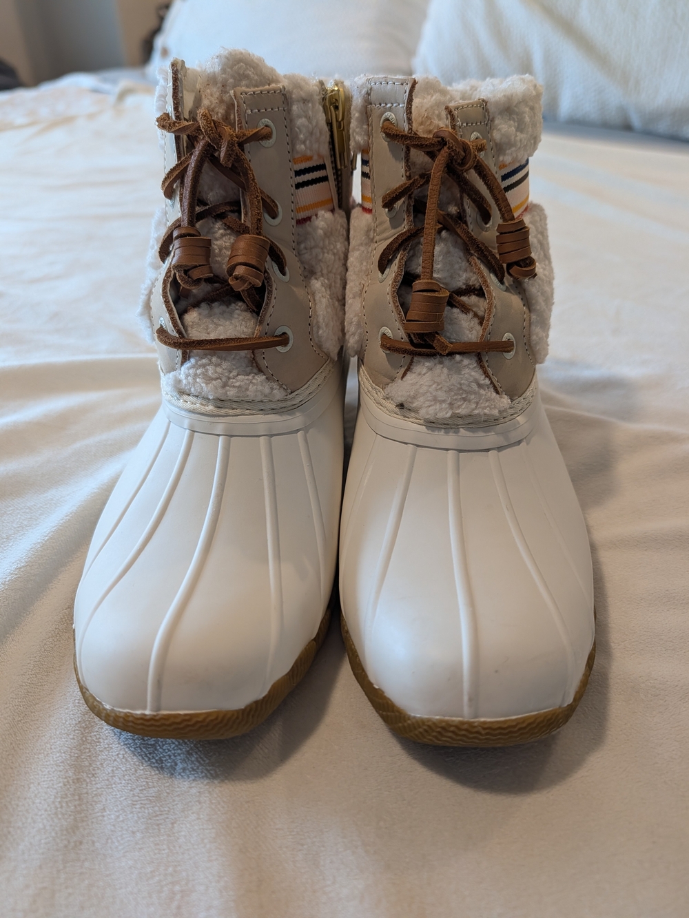 Sperry Cream Sherpa-Lined Kids Duck Boots with Pink Accent - Picture 4 of 7